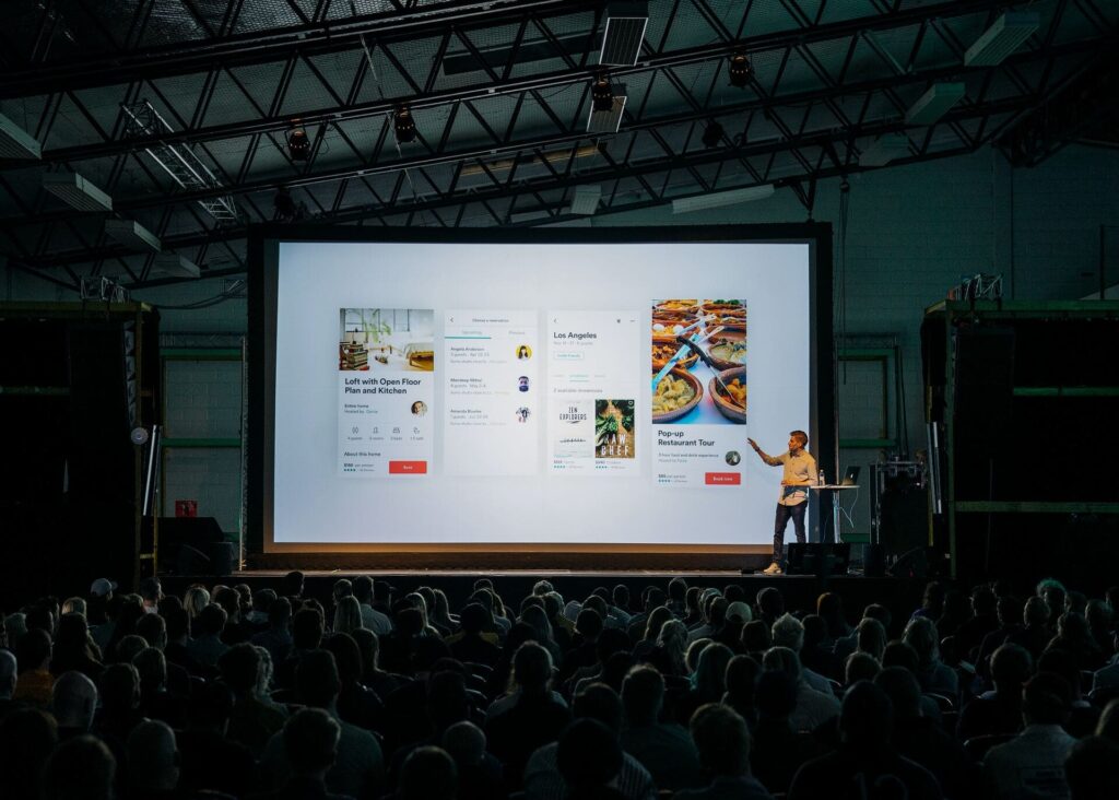 Un ponente realizando una exposición ante el público en un evento de marketing digital.
